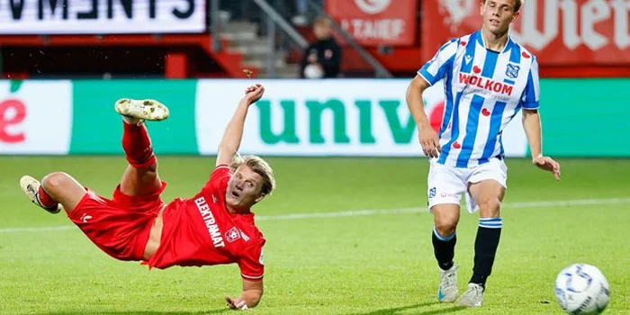 Liga Belanda 2024-2025: Twente 2-0 Heerenveen