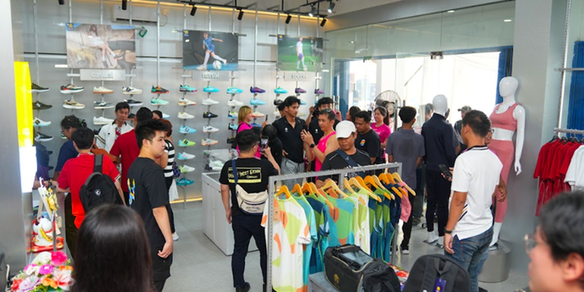 Kiper Timnas Indonesia Ramaikan Pembukaan Store Baru